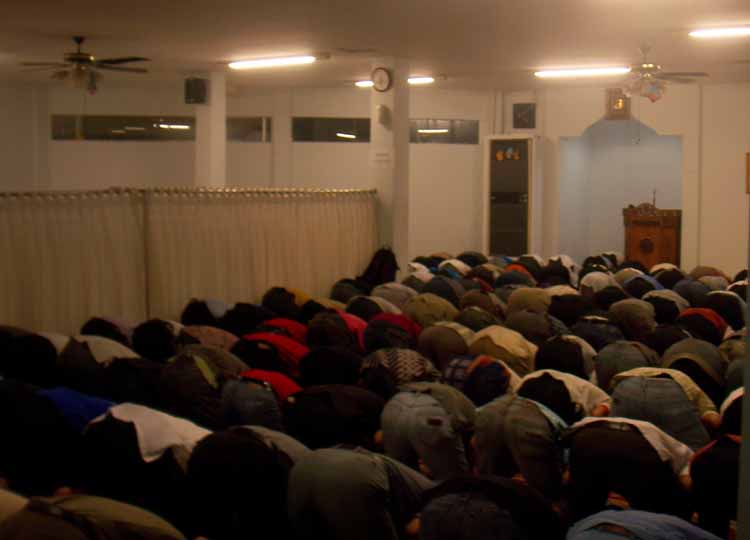 Saat sholat magghrib berjamaah di Mesjid At Tijaroh, Mal Mega Giant