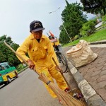 Larut dalam aktivitas.