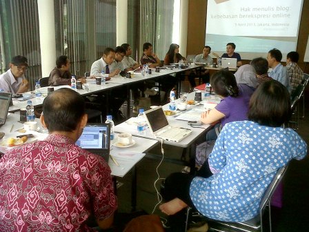 Di Jkt, lalu lintas kendaraannya memang macet, tapi lalu lintas informasinya lancar.